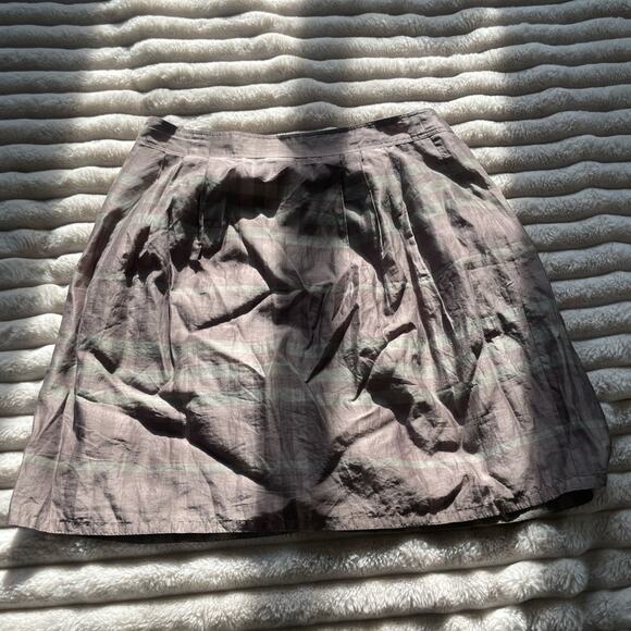 New w/out tags. Authentic Burberry mid-line skirt. Silk and cotton. Signature. - Picture 5 of 8
